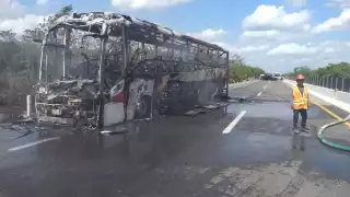 El camión de ADO fue consumido por el fuego