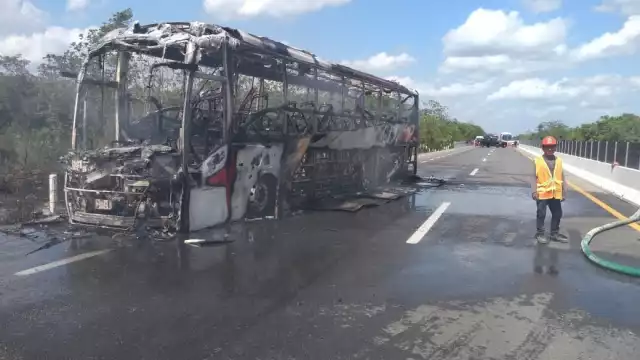 El camión de ADO fue consumido por el fuego