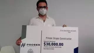 Eric Romero recibió el Premio Próser por el alto promedio obtenido en la Facultad de Ingeniería. Foto: Oscar Suaste