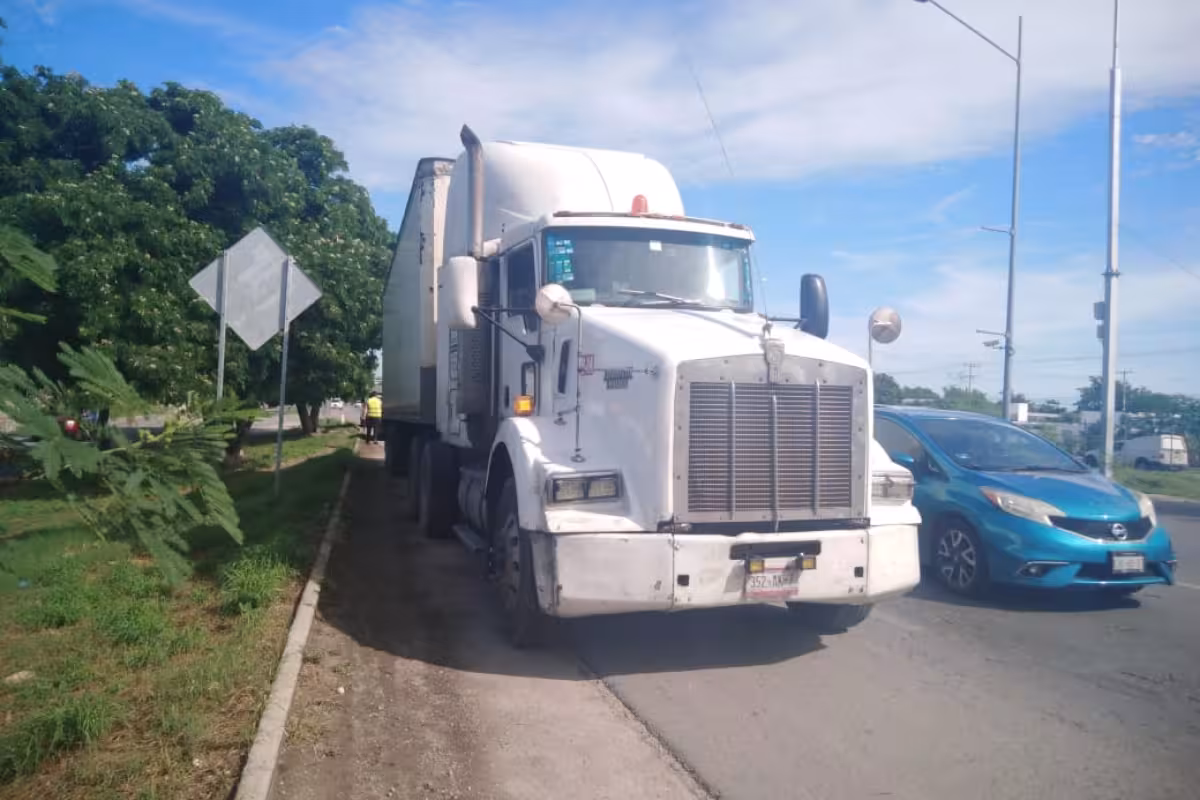 Tráiler choca contra un automóvil y se da a la fuga en Mérida - PorEsto