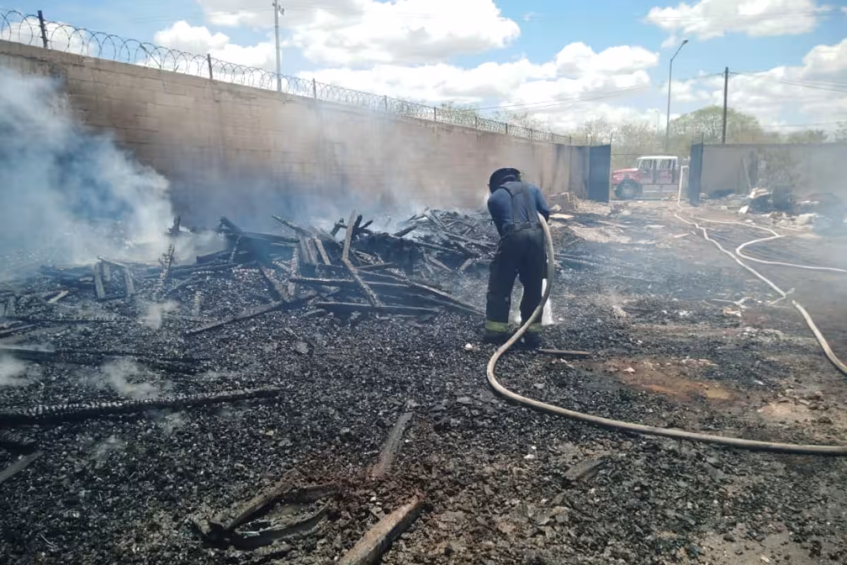 Incendio deja reducida a cenizas una bodega de acopio de materiales en ...