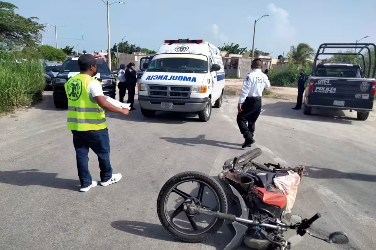 Motociclista derrapa y choca contra una camioneta en la colonia ...