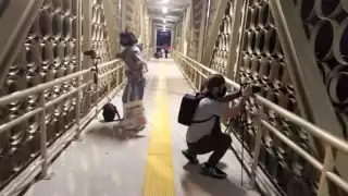 Los policías exigían al grupo de cuatro alumnos y maestra un permiso para tomar fotografías en el puente