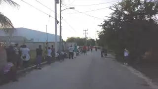 Hubo incertidumbre entre los pobladores, ya que temían que se fueran a terminar las vacunas por lo que desde temprana hora hicieron largas filas