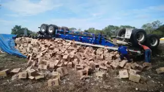 Las cajas de cerveza quedaron tiradas a un costado de la vía