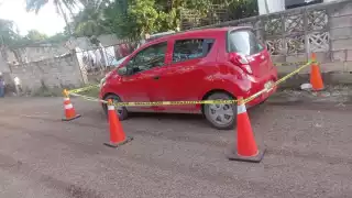 El vehículo donde viajaban las personas armadas fue abandonado en la colonia Comichen