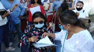 Maestros se manifiestan, amenazan con bloquear la avenida Itzaes en Mérida