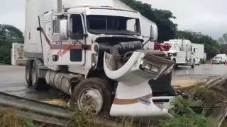Por lluvia tractocamión resbala y sale de la carretera en Yucatán