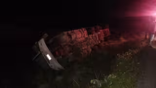 Tráiler se sale de la carretera Carmen-Campeche cerca de Punta Xen Champotón; reportan una persona muerta
