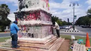 Empleados del Ayuntamientos borran consignas de feministas