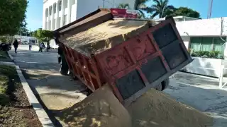 La pesada unidad no pudo evitar hundirse de su llanta izquierda trasera