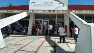 Adultos mayores hacen filas para recibir sus pagos de los Programas federales