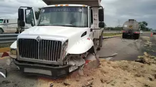 De la aparatosa maniobra, el volquete perdió el eje central delantero