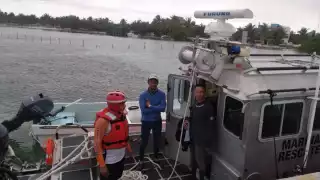 Rescatan a dos pescadores perdidos en Mahahual