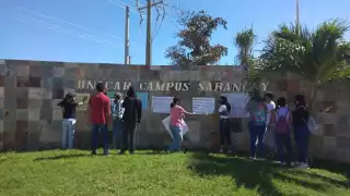 Los alumnos de preparatoria de la Unacar en Sabancuy colocaron carteles de apoyo a los sindicalizados