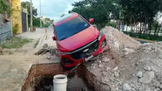 La automovilista no pudo evitar impactarse contra el montículo de escombro que se encontraba en la avenida Lakín