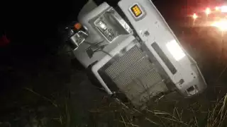 Conductores que circulaban en ese momento en la vía Champotón-Carmen tomaron varias sandías regadas en la vía