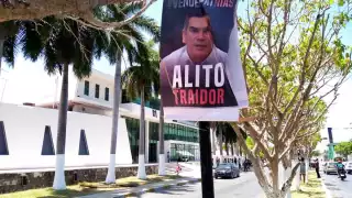Hace unos días ciudadanos colocaron pequeñas lonas frente al PRI donde señalaban a los diputados federales de Campeche por ser traidores