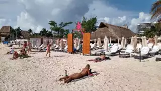 Club 'La Martina' invade con camastros un arenal público en Playa del Carmen