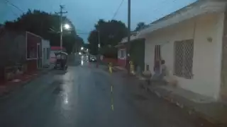Camión derriba cableado eléctrico y deja sin luz a Chocolá, Yucatán