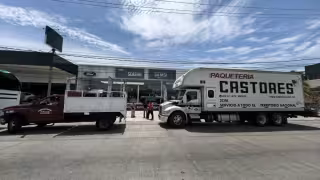 ¡Le cerraron el paso! Sindicatos en Carmen rodean camión de paquetería por dejar sin empleo a locales