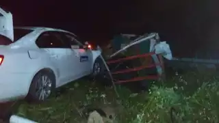 El conductor fue golpeado por un automóvil Jetta, proyectándolo hacia la maleza. Foto: Julio Javier Mena