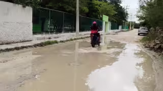 Vecinos aseguran que solo atiende las calles del centro de Telchac Pueblo, mientras que el resto está lleno de baches