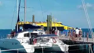 Los turistas no siguieron lineamientos sanitarios contra el COVID-19 en accesos de la terminal marítima en Cancún. Foto: Óscar Gómez