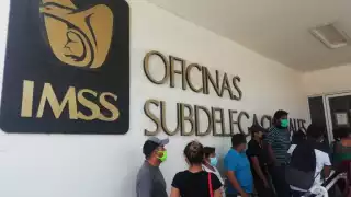 Se manifiestan empleados del IMSS en Campeche