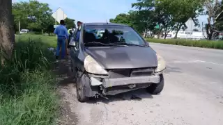 Por exceso de velocidad, conductor provoca un choque en el periférico de Mérida