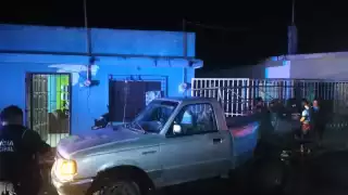 Camioneta se estrella contra un vehículo y una casa en Villas de Sabancuy