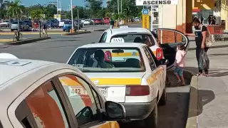 Los aumentos de gasolina, han mermado la economía de los taxistas