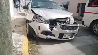 Ocasiona choque por 'sacar de más' el frente de su auto en Mérida