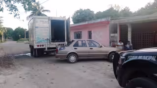 La puerta trasera se abrió y se enganchó al vehículo compacto Foto: Alejandro Collí