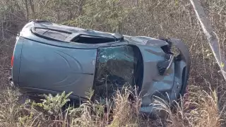 La conductora resultó ilesa pese a la volcadura