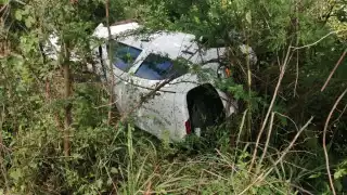 Fuerte volcadura en la carretera Motul-Muxupip