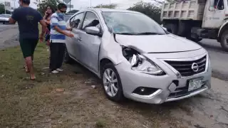 El conductor de un Versa no pudo esquivar al peatón que se le atravesó