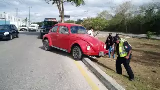Esposan a conductor a su automóvil en Ciudad Caucel