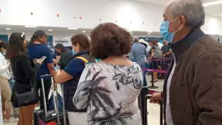 Usuarios de Volaris externaron su enojo al retrasar sus actividades en la Ciudad de México