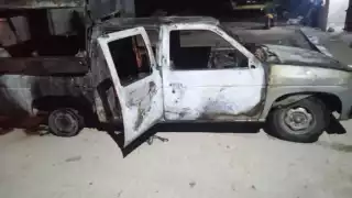 A pesar del esfuerzo de las personas, la camioneta terminó calcinada