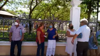 Los abuelitos aseguran que fue un fraude la licitación para que se les proporcionará la atención médica, ya que no existen los contratos.