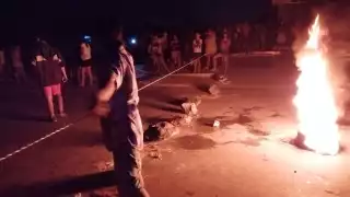 Pobladores de Cancún bloquean calles, exigen que les regresen la luz