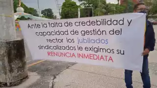 Manifestantes y sindicato le exigen pago de adeudos de remuneraciones y piden que renuncie