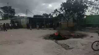 Los inconformes quemaron llantas y contenedores de basura