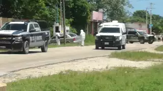 Vecinos reportaron que sujetos desconocidos abandonaron el vehículo en la madrugada de hoy Foto: Rafael García