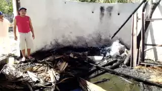 Las llamas consumieron rápidamente el techado de la construcción, así como los muebles