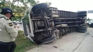 Un camión Freightliner tipo caja cerrada, colisionó con un volquete y se volcó sobre el costado derecho.