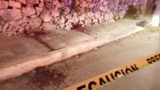 El hombre fue auxiliado por vecinos, ya que presentaba una herida en el estómago