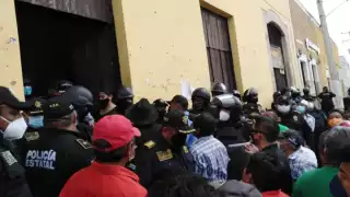 Cientos de ejidatarios se concentraron hoy por la mañana en el local de la casa ejidal