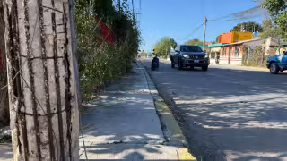 Vecinos de Champotón exigen revisión a poste deteriorado de la CFE